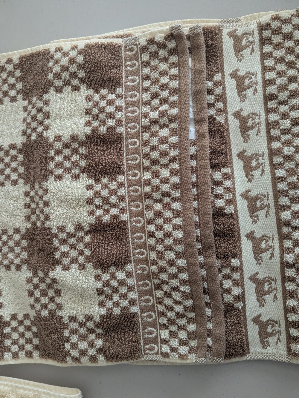 Cozy western-themed towel set in cream and brown with running horse/horseshoe - Picture 5 of 8